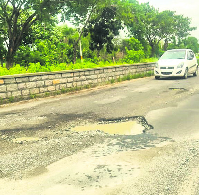 నడిరోడ్డుపై గుంత.. వాహనదారులకు చింత 1