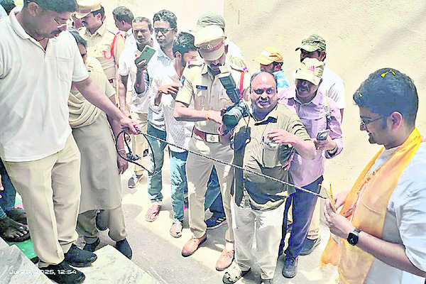 పరదాలు, కాపలా అక్కరలేదంటూనే.. 1
