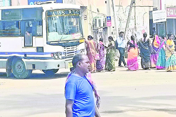 పరదాలు, కాపలా అక్కరలేదంటూనే.. 2