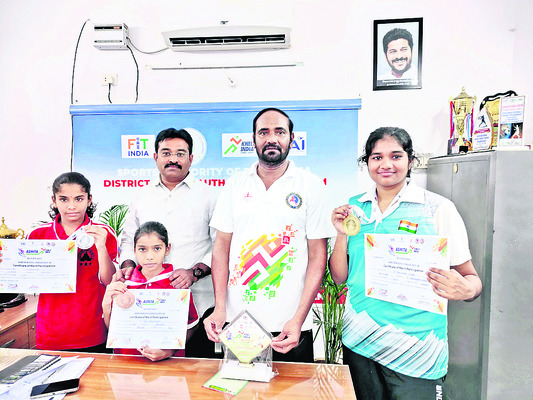 రాష్ట్ర ఉషూ టోర్నీలో పతకాలు1