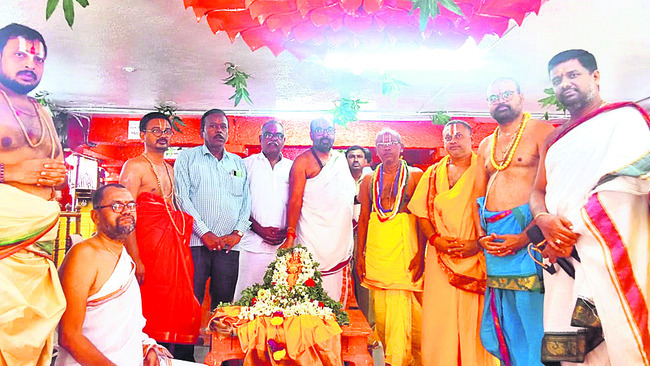 ఆండాళ్ అమ్మవారికి పంచామృతాభిషేకం
3