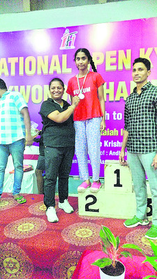 జాతీయ స్థాయి తైక్వాండో పోటీల్లో పతకాల పంట 1