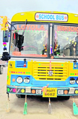 స్కూల్‌ బస్సు కింద పడి వ్యక్తి దుర్మరణం 1