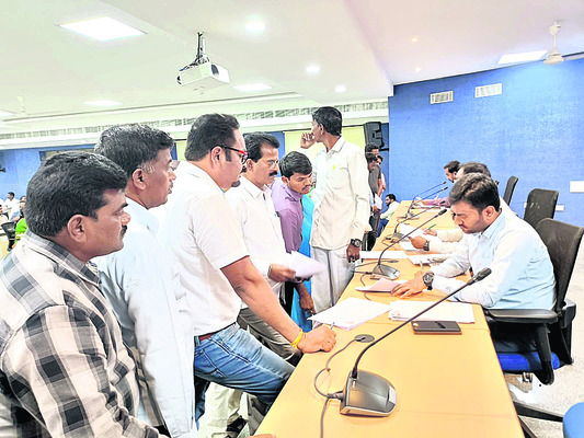 క్రీడా మైదానానికి స్థలం కేటాయించండి
1
