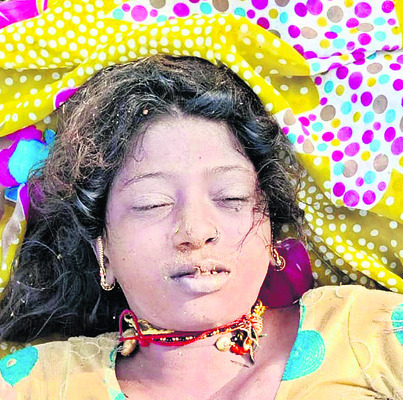 అక్కను కాపాడబోయి చెల్లి 1