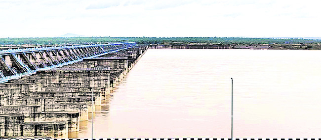మేడిగడ్డకు వరద ఉధృతి
1