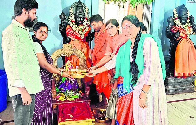కాళేశ్వరాలయంలో శ్రావణ సందడి1