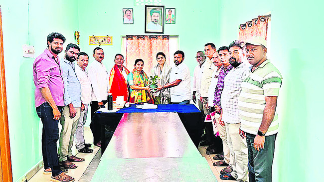 పెండింగ్‌ బిల్లులు  విడుదల చేయాలి
2