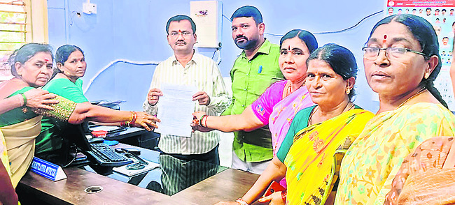 పెండింగ్‌ బిల్లులు  విడుదల చేయాలి
1