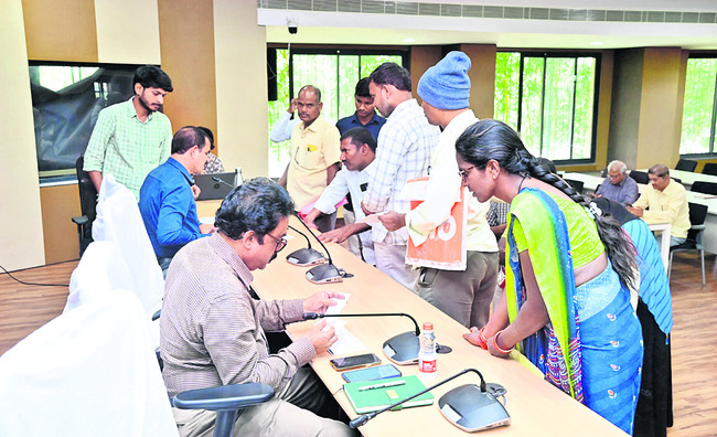 అర్జీల పరిష్కారంలో నిర్లక్ష్యం వద్దు 2