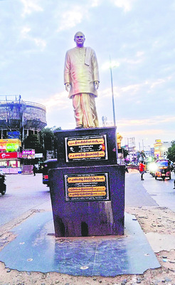 నేతల విగ్రహాలకు ఎసరు..! 1