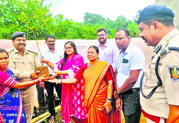 గ్రీవెన్స్సెల్కు 48 వినతులు 1