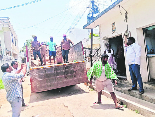 అధికార పార్టీ నాయకులే అధికారులా..?1