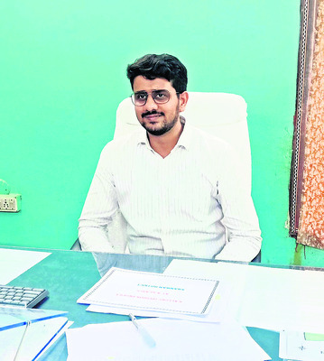 సబ్ కలెక్టర్గా బాధ్యతలు స్వీకరించిన అజయ్
2