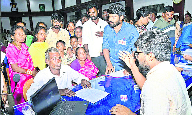 అర్జీల పరిష్కారానికి ప్రాముఖ్యం ఇవ్వాలి1