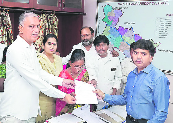 బాధితులకు పునరావాసం కల్పించండి
1