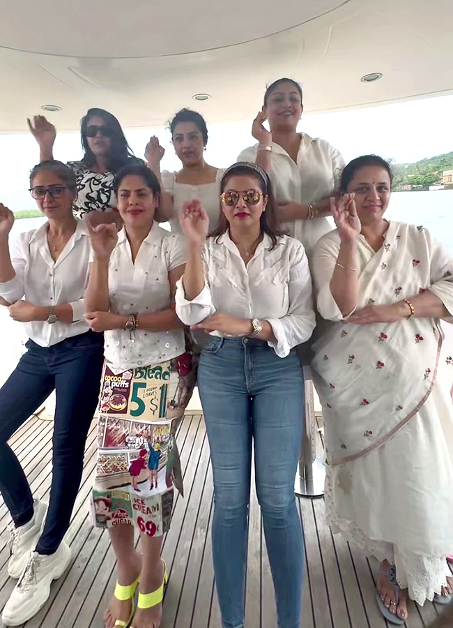 90s Stars Reunite in Style: A Joyful Celebration in Goa15