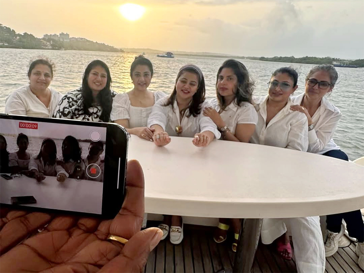 90s Stars Reunite in Style: A Joyful Celebration in Goa5