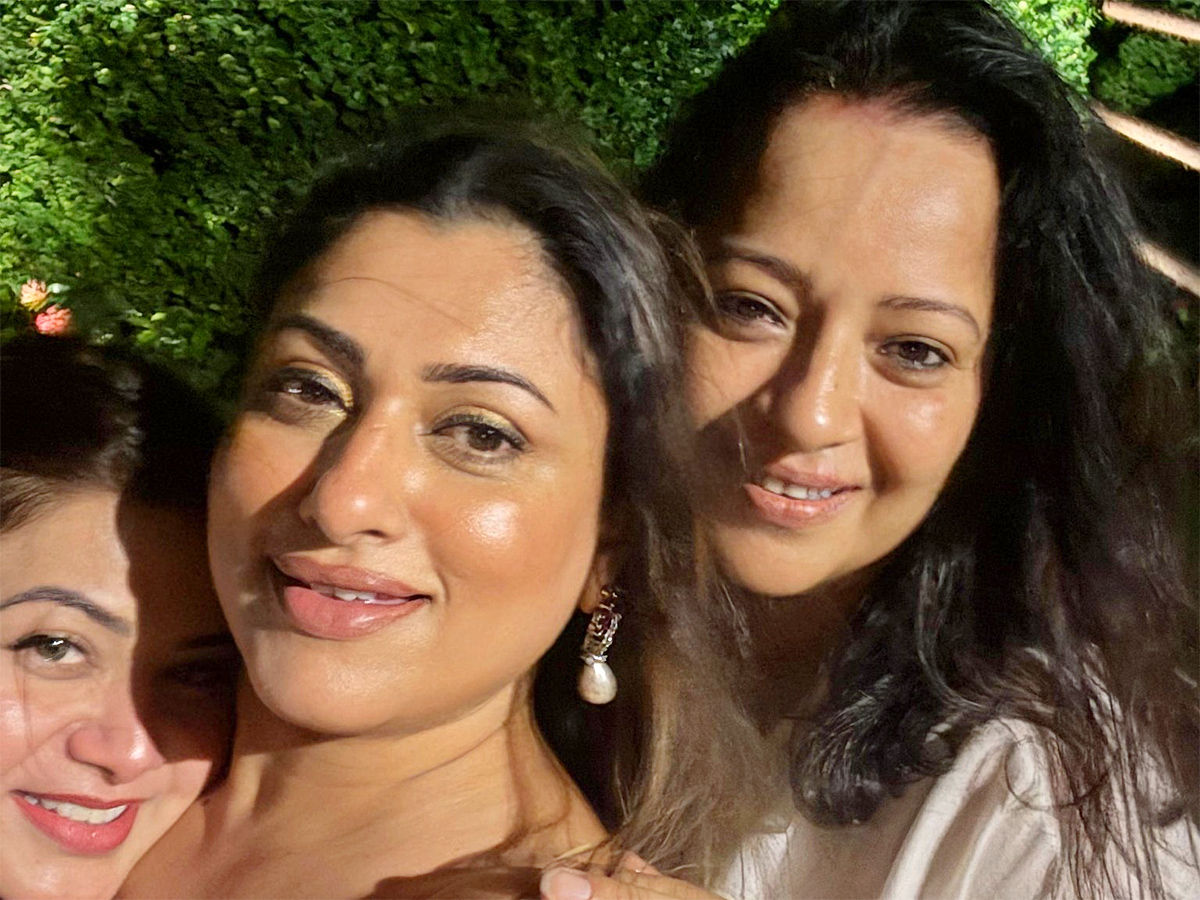 90s Stars Reunite in Style: A Joyful Celebration in Goa9