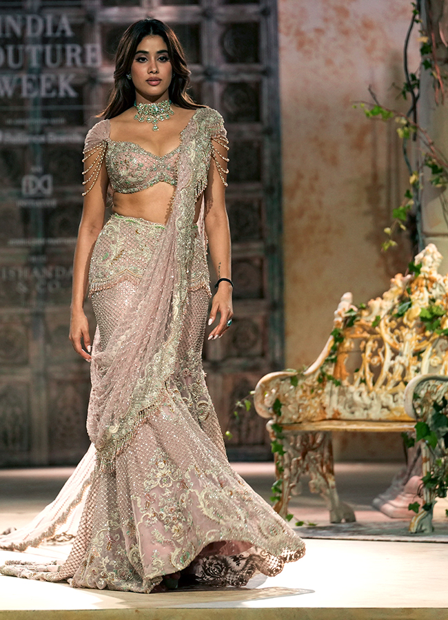 FDCI India Couture Week 2025 Bollywood Actor Janhvi Kapoor Photos11