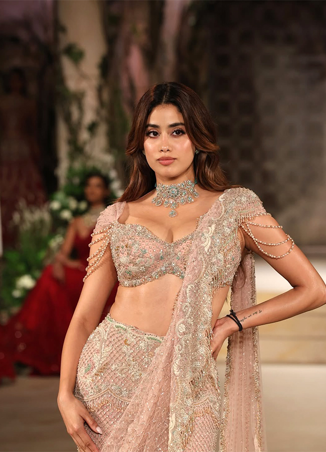 FDCI India Couture Week 2025 Bollywood Actor Janhvi Kapoor Photos13