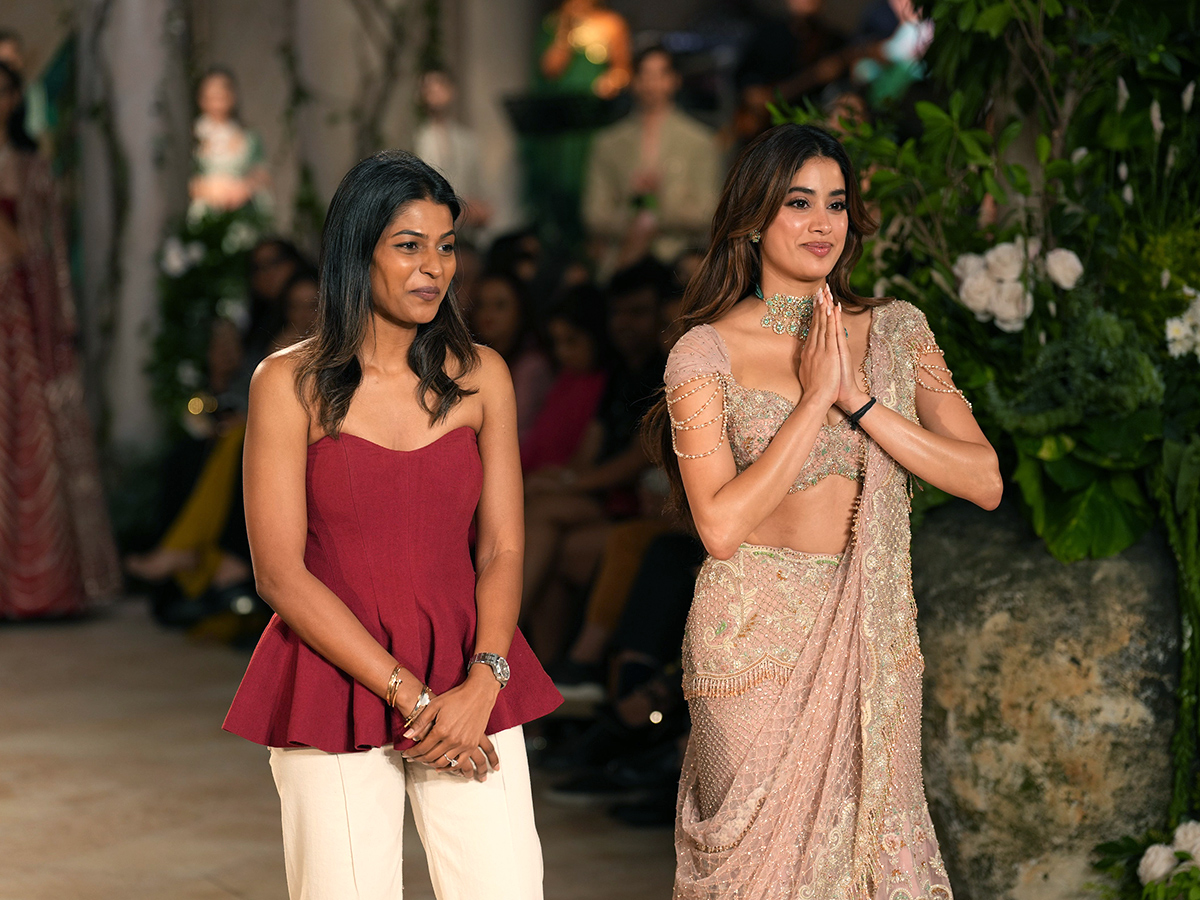 FDCI India Couture Week 2025 Bollywood Actor Janhvi Kapoor Photos5