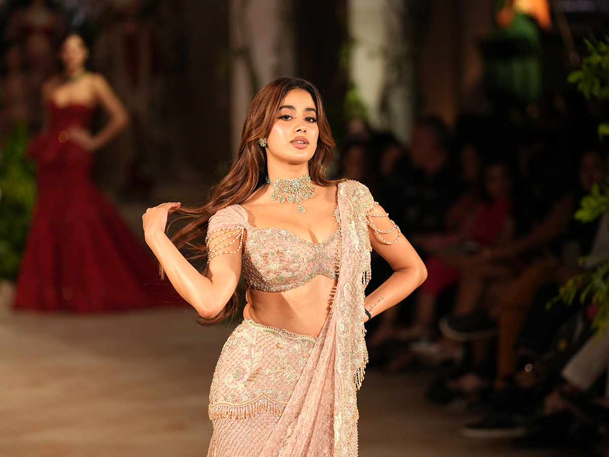 FDCI India Couture Week 2025 Bollywood Actor Janhvi Kapoor Photos8