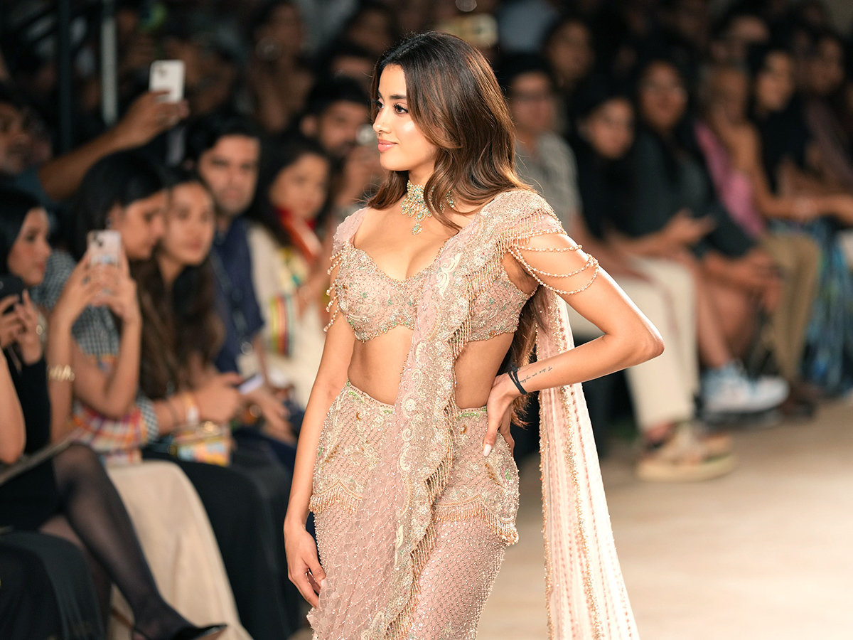 FDCI India Couture Week 2025 Bollywood Actor Janhvi Kapoor Photos9