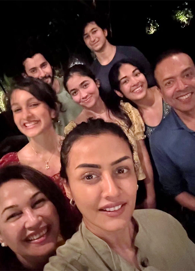 Mahesh Babu Family Trip in Sri Lanka Photos9