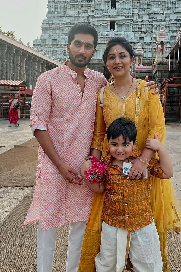 Serial Actor Nirupam Paritala visits Arunachalam with family Photos5