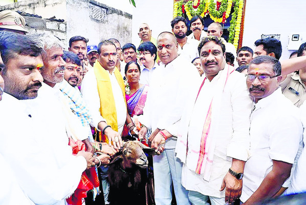 పాలు పొంగించి.. పట్టువస్త్రాలు అందజేసి..1