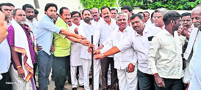 మరుగుదొడ్లకు నీటి వ్యవస్థ కోసం ధర్నా3