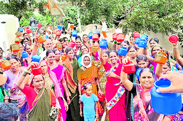 మరుగుదొడ్లకు నీటి వ్యవస్థ కోసం ధర్నా2