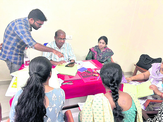 పథకాలను ప్రజల వద్దకు చేర్చాలి1