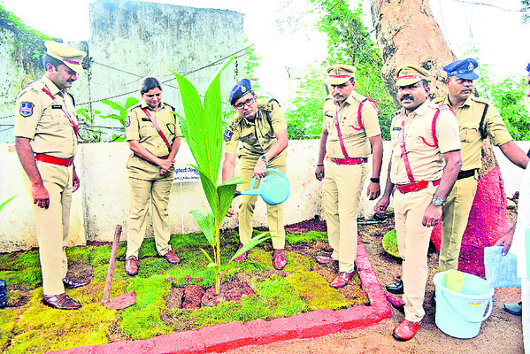 ఫిర్యాదుదారులతో మర్యాదపూర్వకంగా వ్యవహరించాలి1