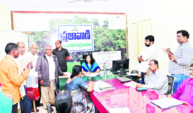 వృద్ధులు, దివ్యాంగుల సమస్యలు పరిష్కరించాలి
1