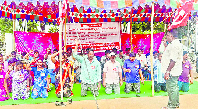 కార్మికుల వినూత్న నిరసన 1