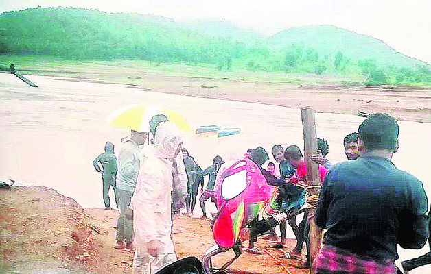 కెనాల్లో లాంచీ బోల్తా1
