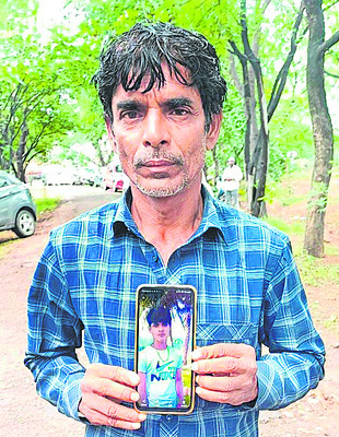 మార్చురీ వద్ద పడిగాపులు2