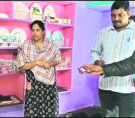 కత్తితో బెదిరించి రాజవొమ్మంగిలో చోరీ1