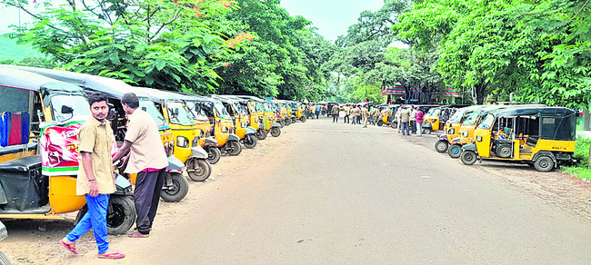 ఆటో డ్రైవర్ల జీవితాలతో ఆటలా? 1