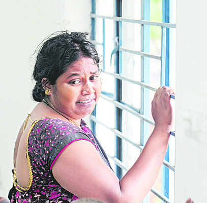 అయినవారి కోసం కుటుంబసభ్యుల పడిగాపులు5