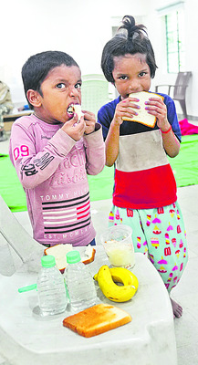 అయినవారి కోసం కుటుంబసభ్యుల పడిగాపులు7