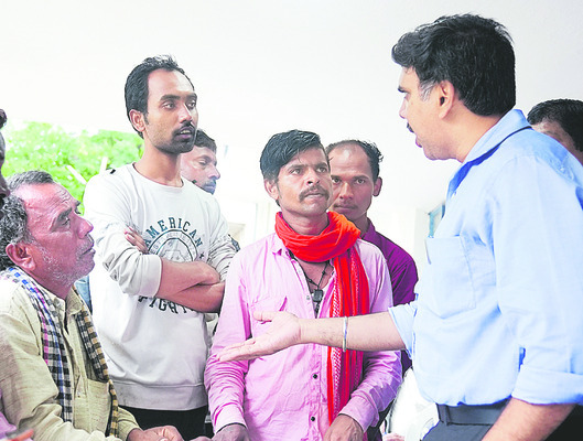 అయినవారి కోసం కుటుంబసభ్యుల పడిగాపులు1