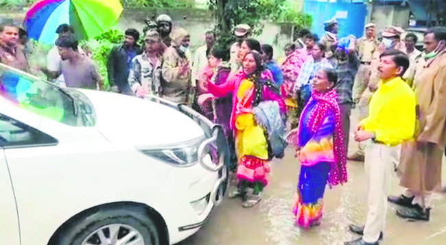 అయినవారి కోసం కుటుంబసభ్యుల పడిగాపులు1