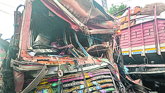 బీభత్సం సృష్టించిన లారీ 1