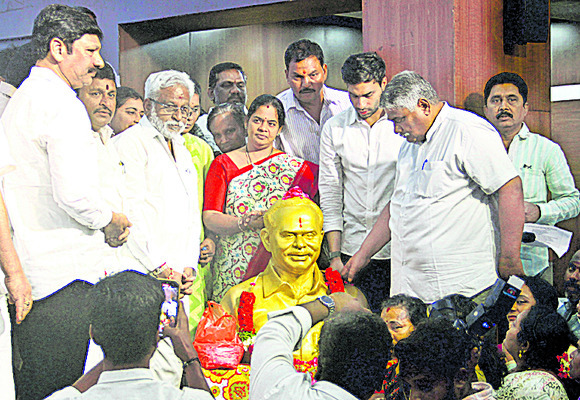 నిలబడదాం.. నిలదీద్దాం1