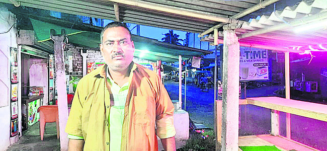 రహదారుల రూపురేఖలు మార్చేస్తామని పెద్ద కబుర్లు చెప్పారు.5