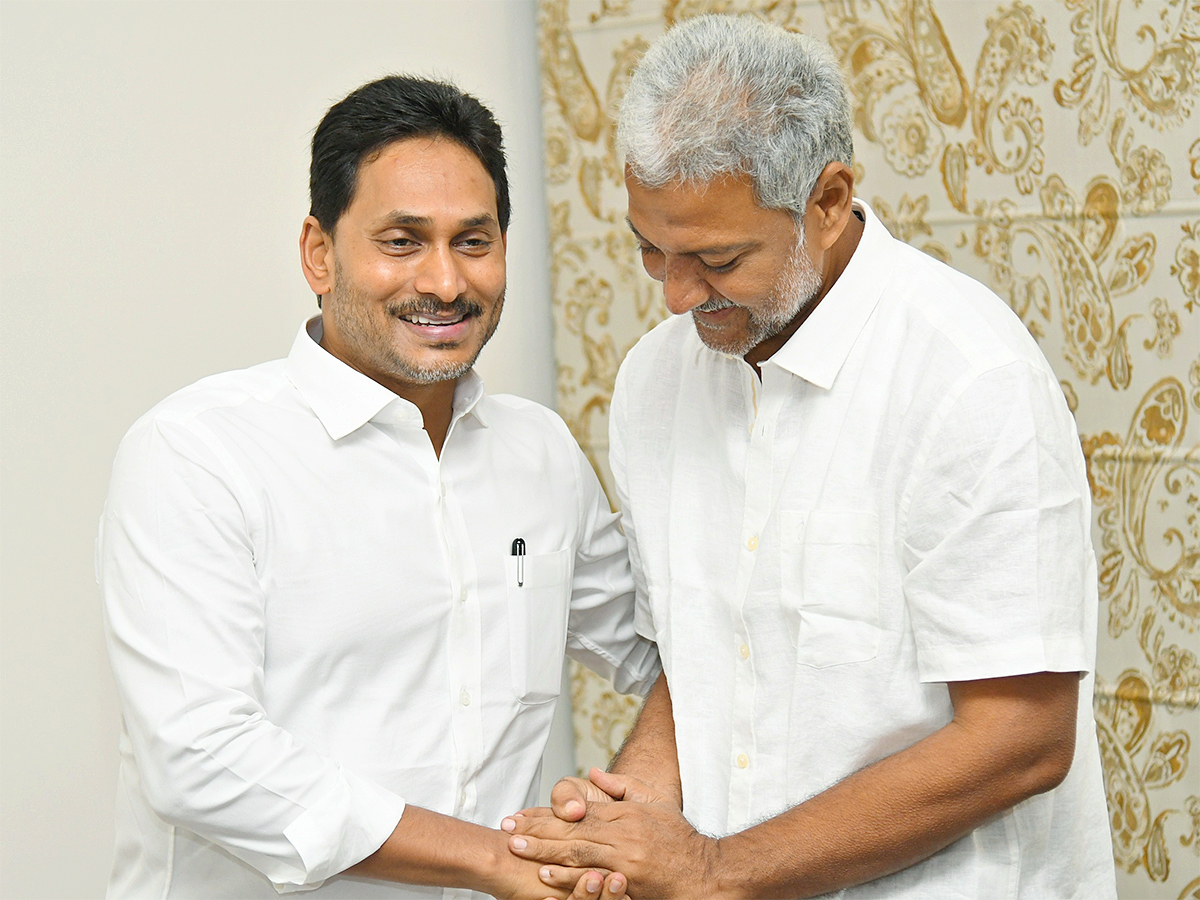 Vallabhaneni Vamsi FIRST MEET with YS Jagan After Jail Release Photos2