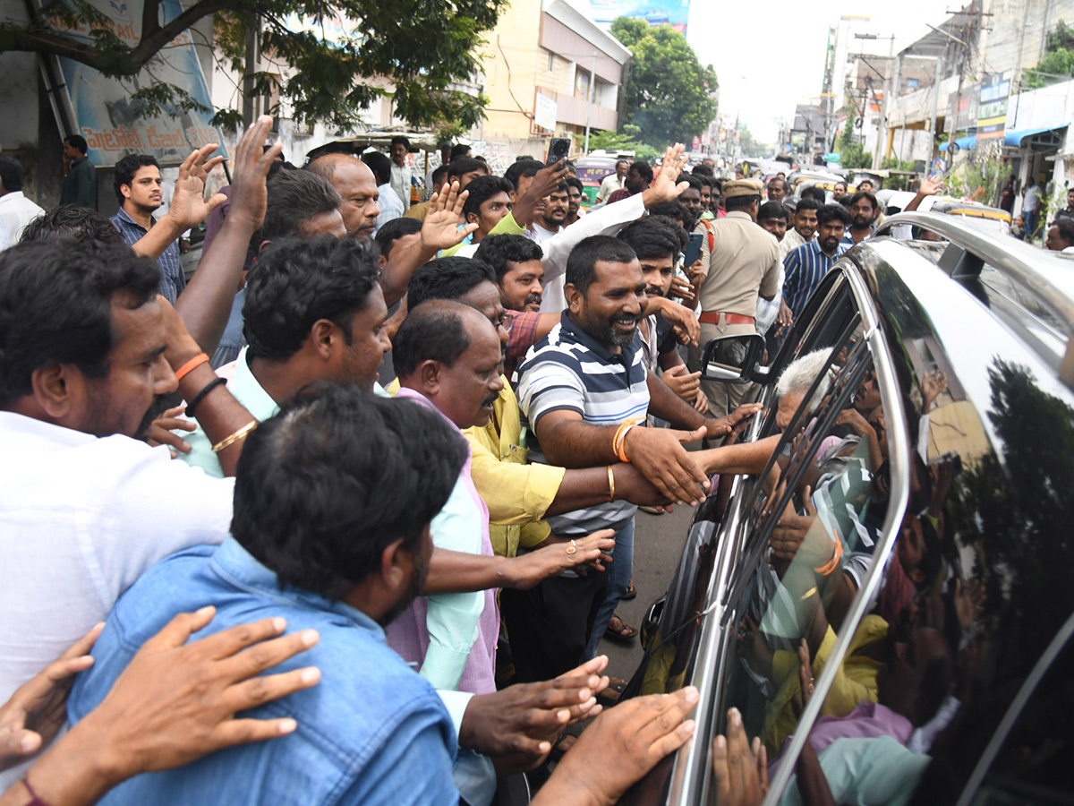 Vallabhaneni Vamsi FIRST MEET with YS Jagan After Jail Release Photos9